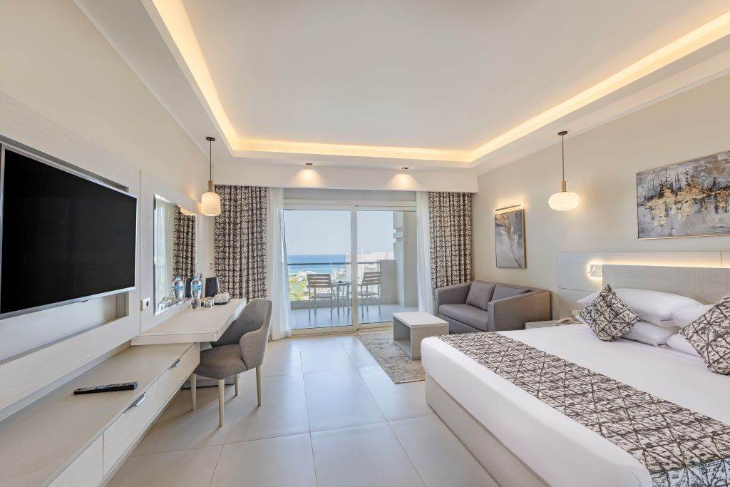 Club Family Room – Pool View