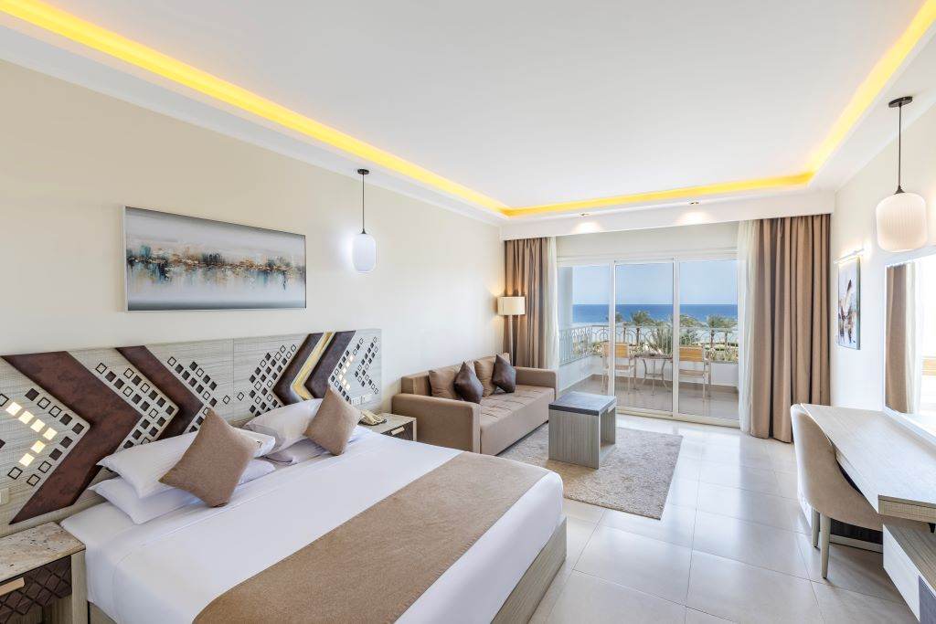 Club Room – Pool View
